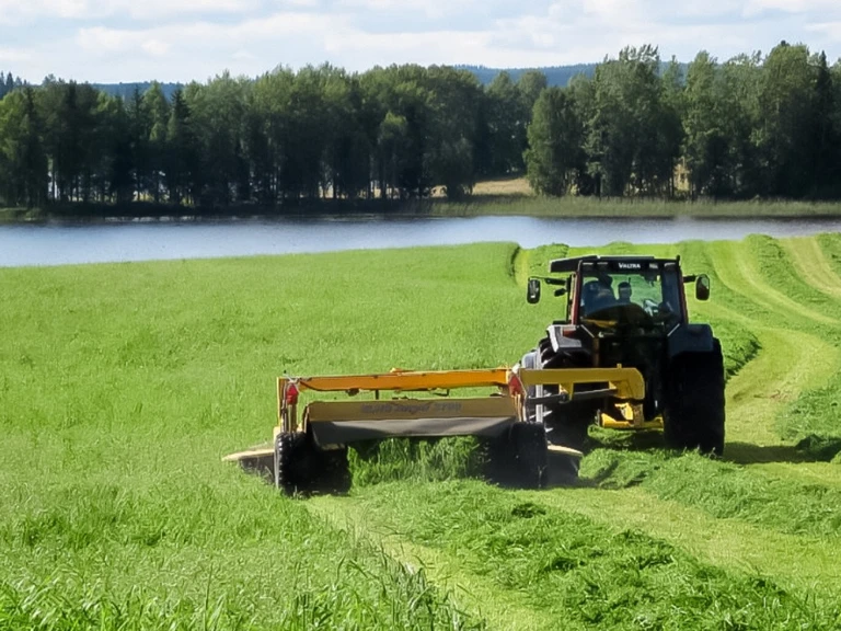Bogserade slåtterkrossar
