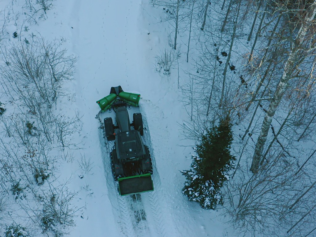 Traktorekipage ovanifrån, Sandspridare och vikplog